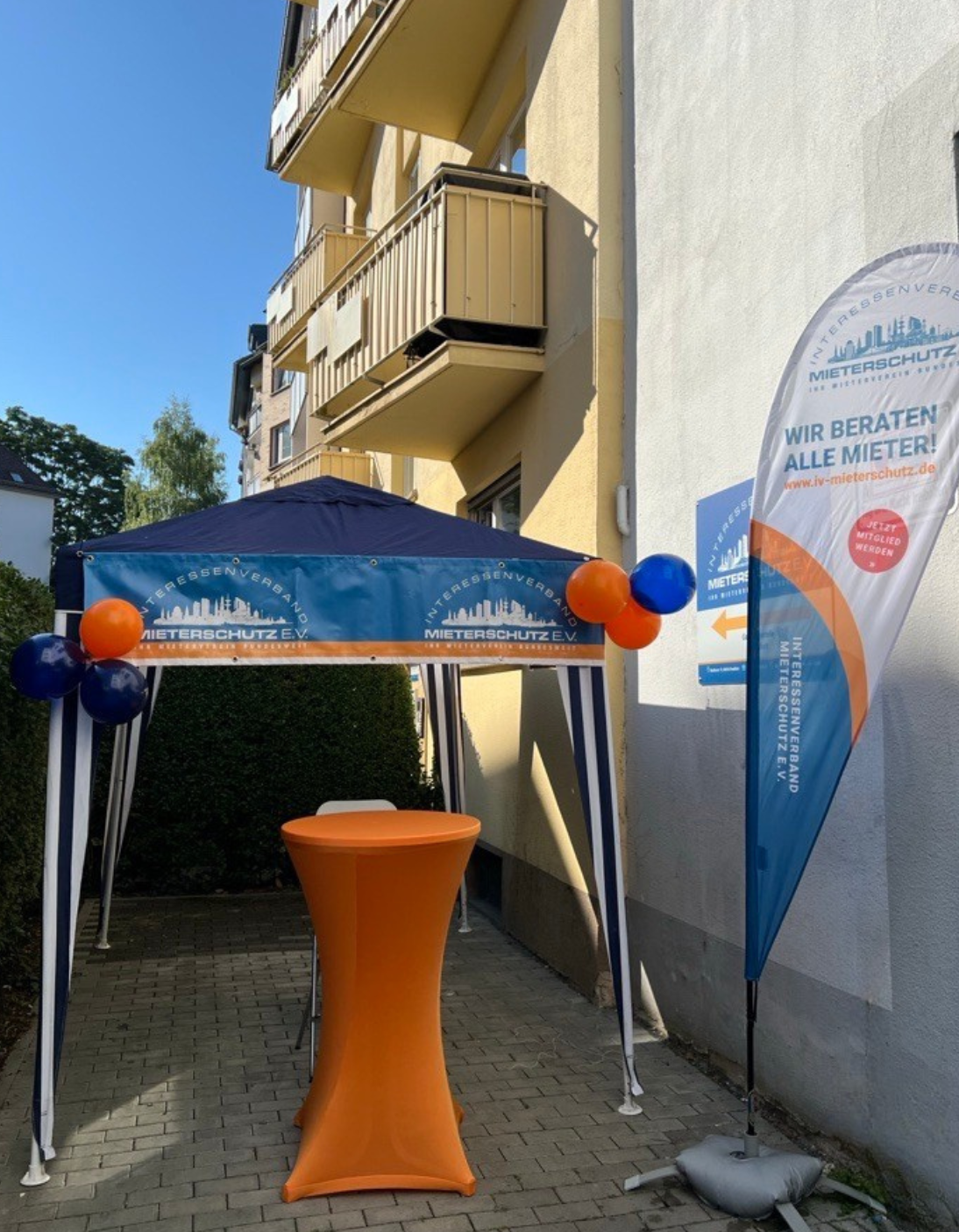 Eingangsbereich der Geschäftsstelle Frankfurt des Interessenverbands Mieterschutz e.V. mit Pavillon