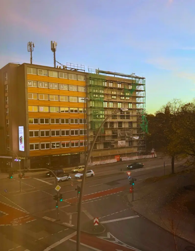 Gebäude der Geschäftsstelle Hamburg des Interessenverbands Mieterschutz e.V. an einer Kreuzung