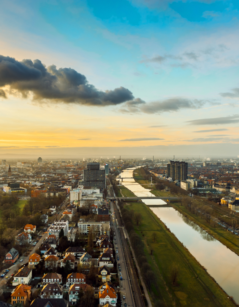 Stadtansicht von Mannheim mit Neckar und Skyline bei Sonnenuntergang