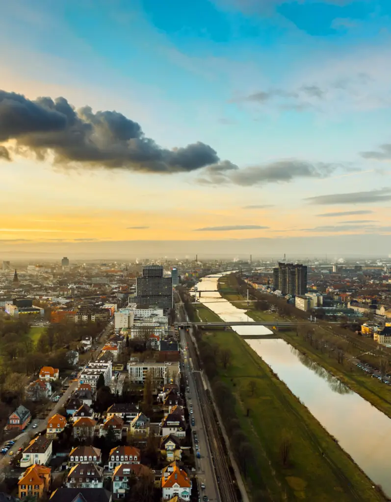 Beratungsstelle Mannheim Interessenverband Mieterschutz e.V. Stadtansicht von Mannheim mit Neckar und Skyline bei Sonnenuntergang