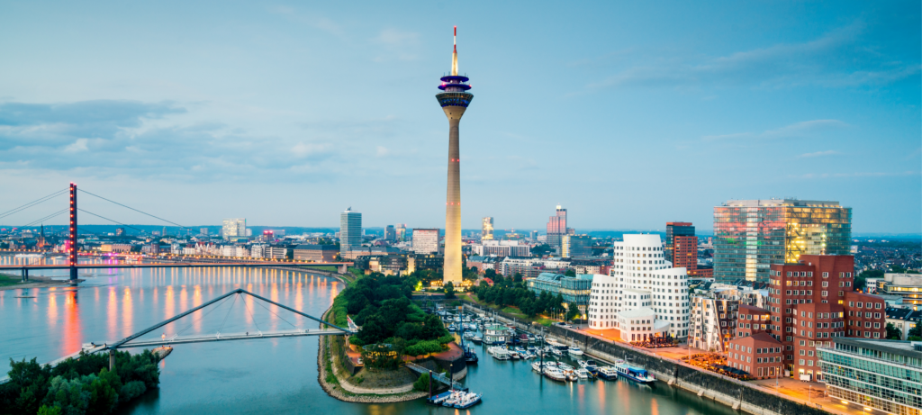 Düsseldorf Medienhafen mit Rheinturm und moderner Architektur am Abend