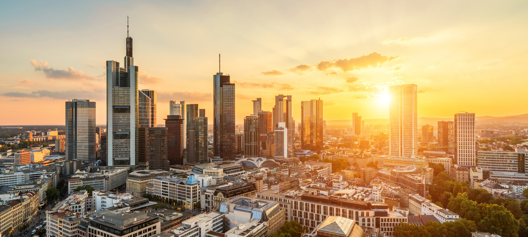 Skyline von Frankfurt am Main bei Sonnenuntergang mit modernen Hochhäusern