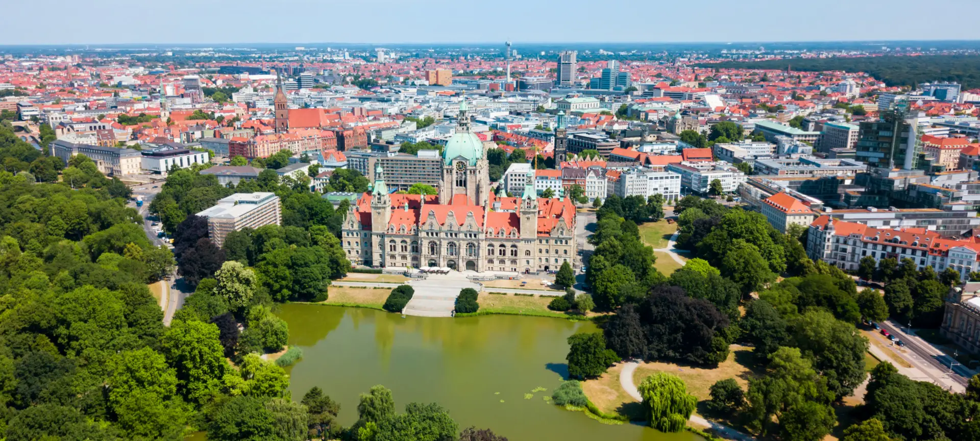 Luftaufnahme von Hannover mit dem Neuen Rathaus und Maschpark im Vordergrund